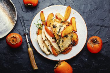 Fırında kızarmış tavuk göğsü ve tabağında meyve. Üst görünüm