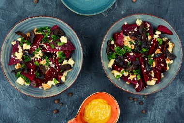 Tabakta pancar, fındık ve peynir diyet salatası.