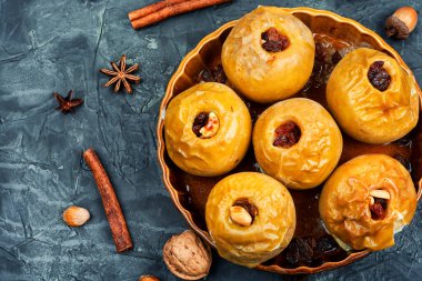Fındık ve kuru üzümle doldurulmuş sonbahar elmaları. Sonbahar tatlısı. Boşluğu kopyala.