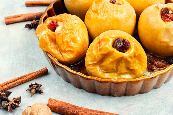 烤有坚果和葡萄干在盘子里的苹果 秋天的季节性甜点 烤苹果 — 图库照片