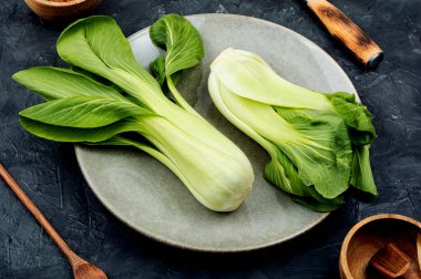 Taze hasat edilmiş pak choi. Çin lahanası masada.