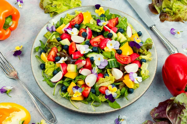 Salade Verte Sur Une Assiette Avec Des Fleurs Champ Culottes — Photo