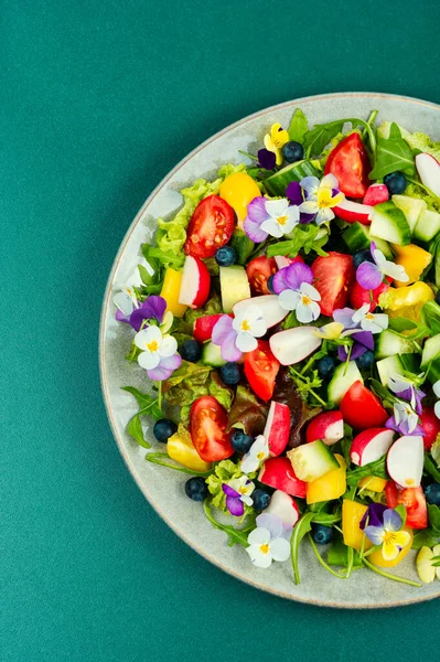 Salada Dietética Colorida Com Flores Vegetais Comestíveis Vista Superior — Fotografia de Stock