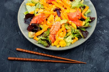 Somon, mango, susam, avokado ve biberli lezzetli salata. Balık salatası