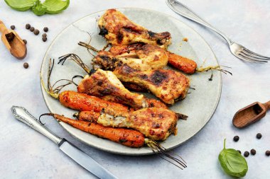 Izgara tavuk budu, kızarmış havuçlu tavuk budu. Ev yapımı barbekü.