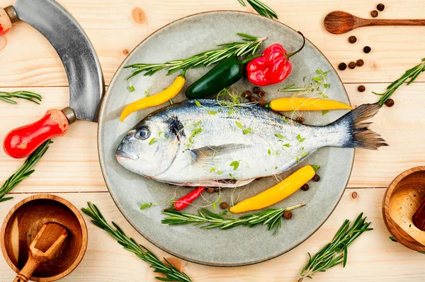Peixe Dorado Não Cozido Com Ingredientes Para Cozinhar Fundo Madeira — Fotografia de Stock