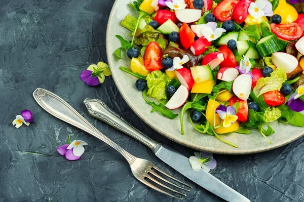 新鮮な野菜サラダと食用花 — ストック写真