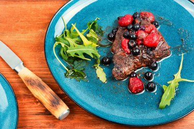 Masada böğürtlen soslu kızarmış biftek. Barbekü.