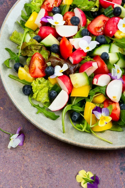 Весенний Салат Овощными Съедобными Цветами Фиалки Чистое Питание — стоковое фото