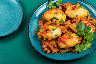 Lezzetli doldurulmuş kalamar ya da salsa soslu kalamar..