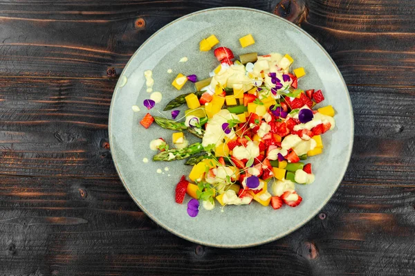 Salada Fresca Verão Com Especiarias Morangos Iogurte Manga Vista Superior — Fotografia de Stock