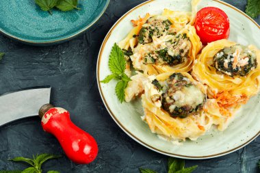 Köfteli ve ısırgan otlu Fettucine makarnası nefis yuvaları. Güveç..