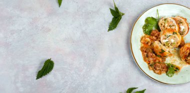 Pirinç ve ısırgan otuyla doldurulmuş kalamar ya da kalamar dilimi. Boşluğu kopyala.