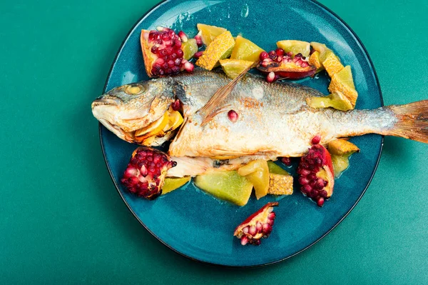 Köstliches Dorado Auf Dem Grill Mit Melone Meeresfrüchten Gebacken — Stockfoto