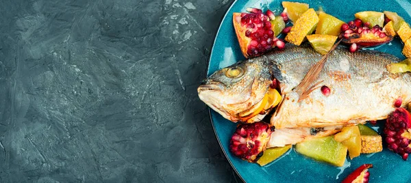 Bakad Doradofisk Med Melon Och Granatäpple Tallrik Skaldjur Kopiera Utrymme — Stockfoto