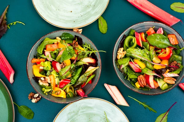 Frischer Gemüsesalat Mit Paprika Rhabarberstengel Und Kräutern Auf Dem Tisch — Stockfoto