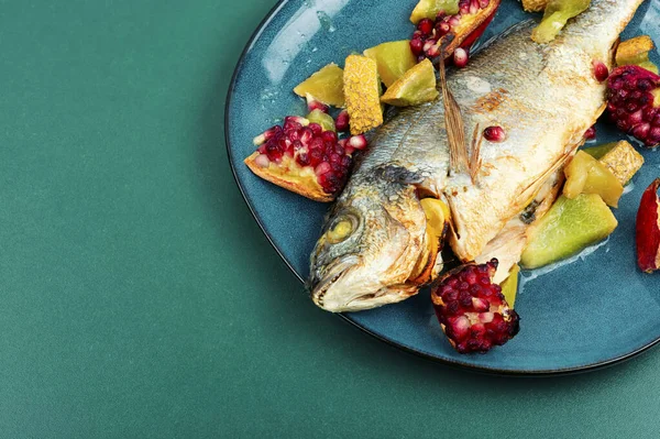 Lecker Gebackener Dorado Fisch Mit Melone Und Granatapfel Meeresfrüchte Kopierraum — Stockfoto