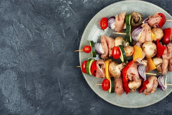 Smakelijk Vlees Kebab Met Groenten Gemarineerd Kruiden Kopieerruimte — Stockfoto
