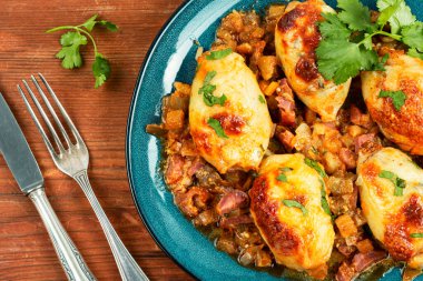 Lezzetli doldurulmuş kalamar ve salsa sosu ve kıyma..