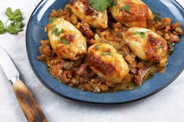 Fırında pişirilmiş, baharatlı Kore soslu lezzetli kalamar dolması..