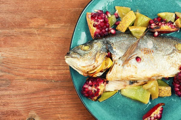 Bakad Doradofisk Med Melon Och Granatäpple Fisk Rustika Träbord Plats — Stockfoto