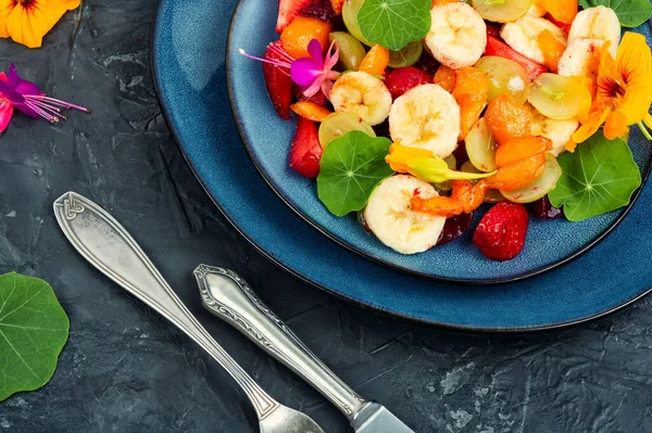 Salada Frutas Frescas Saudáveis Com Banana Morangos Uvas Nastúrcio — Fotografia de Stock