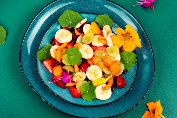 Salada Vitaminas Frescas Com Banana Morangos Uvas Nastúrcio — Fotografia de Stock