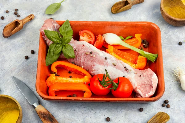 Vers Ongekookt Vlees Een Ovenschaal Met Paprika Tomaten Koken — Stockfoto