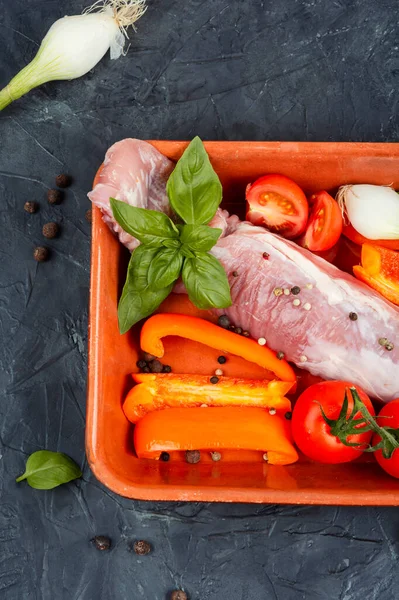 焼き皿に野菜と新鮮な豚ヒレ肉 トップ表示 — ストック写真