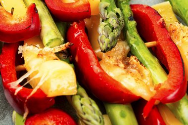 Dolmalık biberli şiş kebap, yeşil kuşkonmaz, halloumi peyniri. Seçici odak, kapat