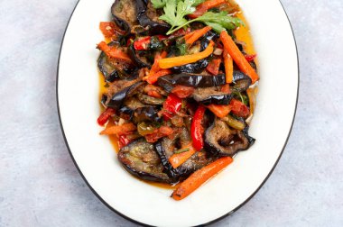 Patlıcanlı kızarmış sebze sote. Vejetaryen yemeği..