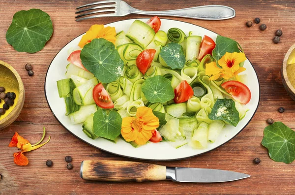 Vitaminsallad Med Grönsaker Och Ätbart Nasturtium Träbord Med Gaffel Och — Stockfoto
