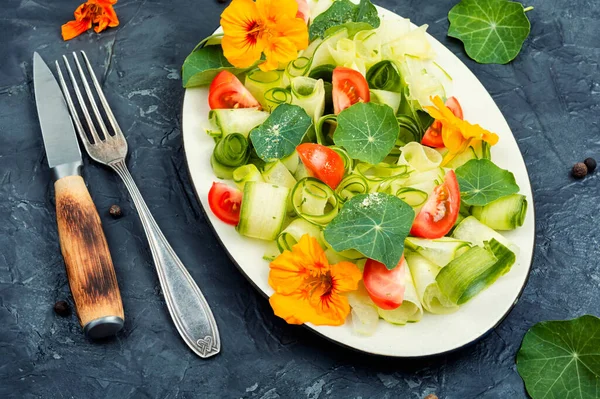 Salade Cétogène Avec Divers Légumes Nasturtium Sur Fond Béton — Photo
