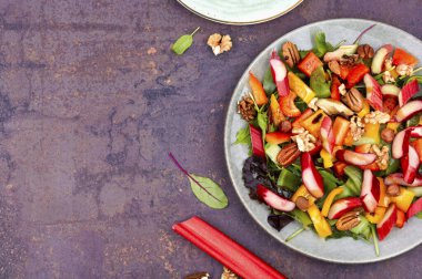 Tatlı biberli sebze salatası, ravent ve otlar. Boşluğu kopyala.