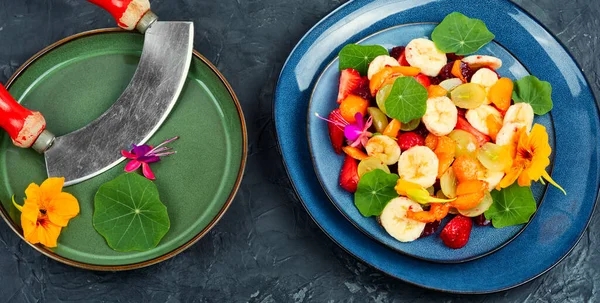 Muzlu Çilekli Üzümlü Mastürbasyonlu Vitamin Salatası — Stok fotoğraf