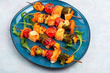 Kızarmış somon balığı kebabı, sebzeli şiş. Balık ızgara skewe..