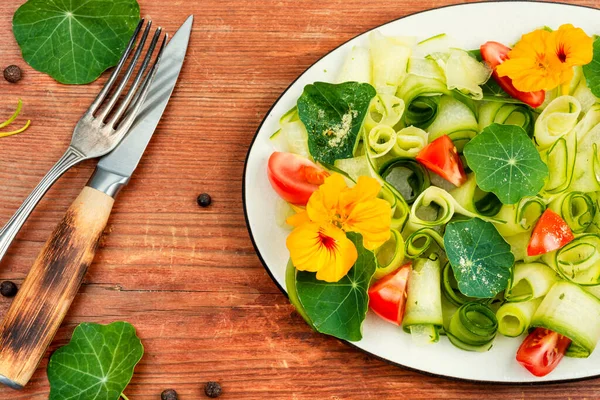 Salade Rurale Aux Légumes Nasturtium Vinaigrette Sur Table Bois Avec — Photo