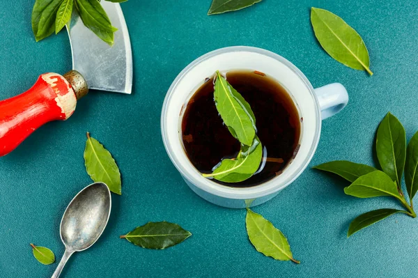 Bir Fincan Taze Çay Defne Yaprakları Üst Görünüm — Stok fotoğraf