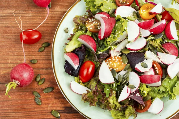 Verse Salade Met Radijs Groente Tomaat Sesam Rustieke Houten Tafel — Stockfoto