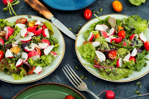 Salat Mit Tomaten Und Radieschen Gemüse Tomaten Und Sesam — Stockfoto