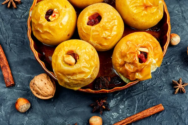 美味的秋天烤苹果 有坚果和葡萄干 健康饮食 — 图库照片