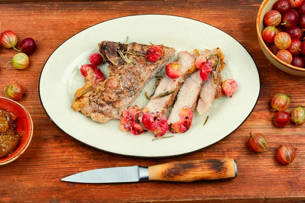 Lahodný Grilovaný Hovězí Steak Angreštem Venkovském Dřevěném Stole — Stock fotografie