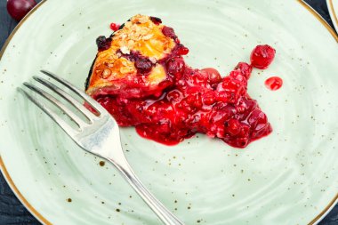 Kırmızı üzümlü ve üzümlü açık turta. Meyveli turta..