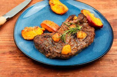 Tahta masada şeftalili diyet pişmiş biftek. Amerikan mutfağı..