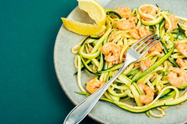 Stewed shrimps with sliced zucchini.