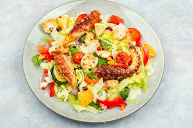 Lezzetli sebze salatası ve ahtapot dokunaçları. Ahtapot salatası.