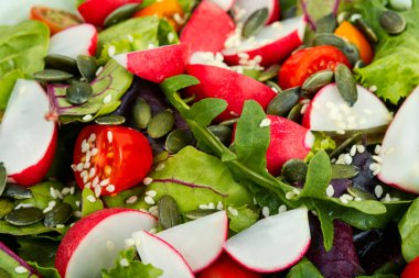 Turplu, sebzeli, domatesli ve susamlı lezzetli salata. Yakın çekim..