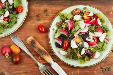 Turp, yeşillik, domates ve susamlı diyet salatası..