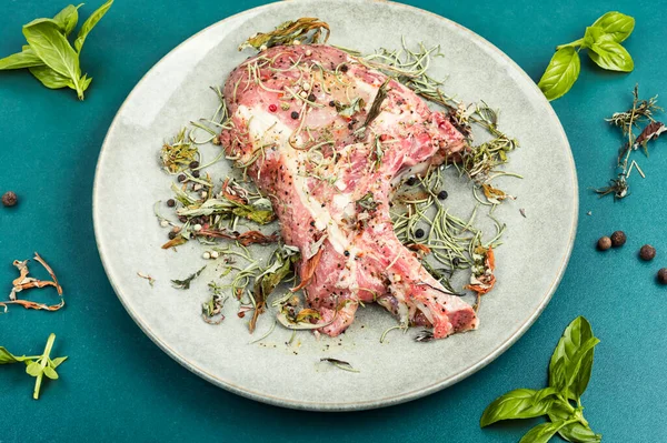 Raw Uncooked Steak Tomahawk Marinated Spicy Herbs Grilling Raw Pork — Stock Photo, Image