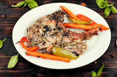 Kızarmış baltalı domuz eti bifteği.